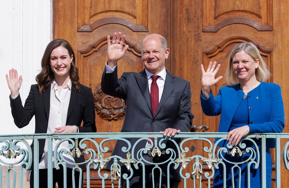 Německý kancléř Olaf Scholz jednal s premiérkami Finska a Švédska Sannou Marinovou a Magdalenou Anderssonovou na zámku Meseberg (3.5.2022)