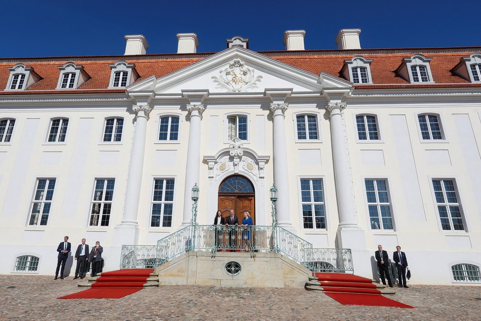 Německý kancléř Olaf Scholz jednal s premiérkami Finska a Švédska Sannou Marinovou a Magdalenou Anderssonovou na zámku Meseberg (3.5.2022)