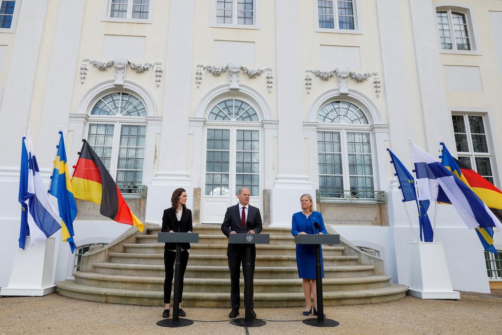 Německý kancléř Olaf Scholz jednal s premiérkami Finska a Švédska Sannou Marinovou a Magdalenou Anderssonovou na zámku Meseberg (3.5.2022)