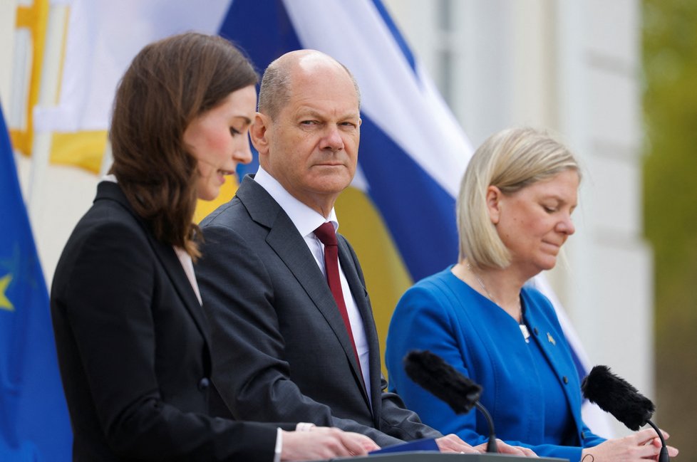 Německý kancléř Olaf Scholz jednal s premiérkami Finska a Švédska Sannou Marinovou a Magdalenou Anderssonovou na zámku Meseberg (3. 5. 2022).