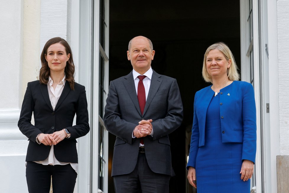 Německý kancléř Olaf Scholz jednal s premiérkami Finska a Švédska Sannou Marinovou a Magdalenou Anderssonovou na zámku Meseberg (3. 5. 2022)