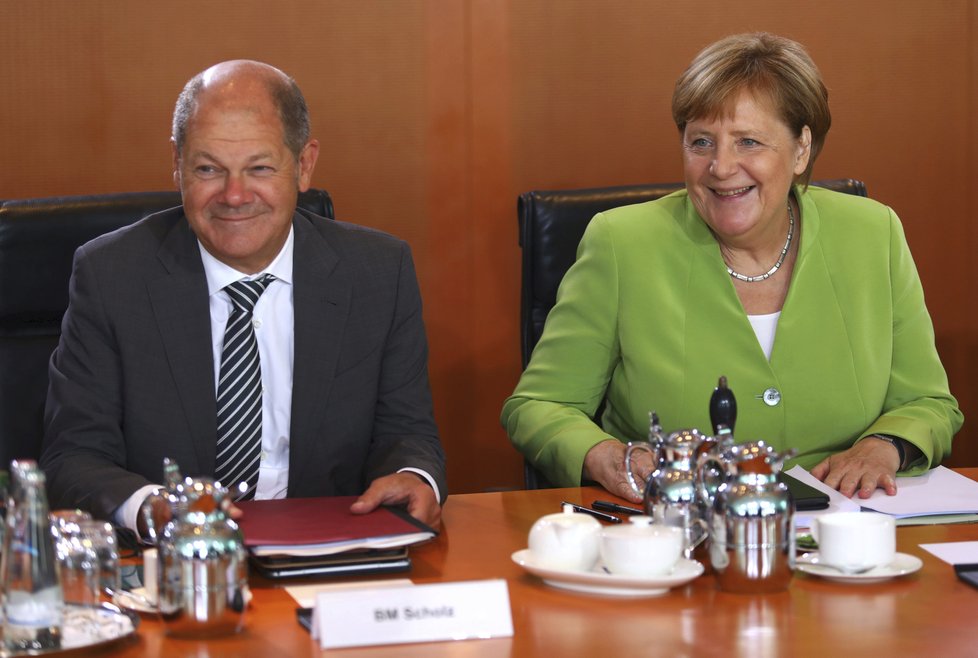 Olaf Scholz (SPD) s kancléřkou Angelou Merkelovou (CDU)