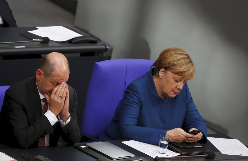 Olaf Scholz (SPD) s kancléřkou Angelou Merkelovou (CDU)