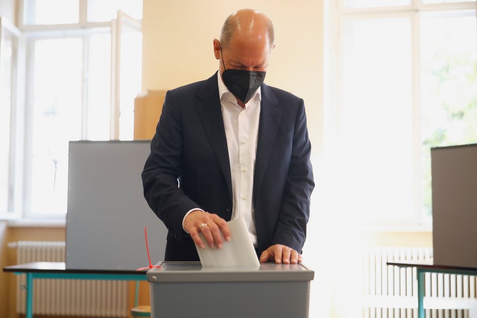 Německé volby 2021: Lídr SPD Scholz volil v Postupimi (26.9.2021).