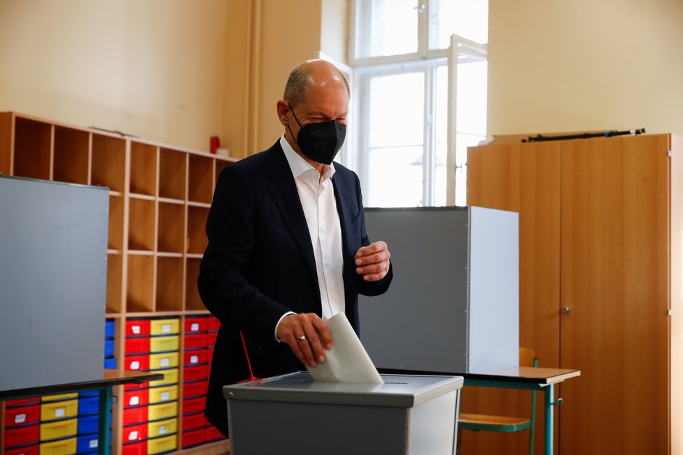 Německé volby 2021: Lídr SPD Scholz volil v Postupimi (26.9.2021).