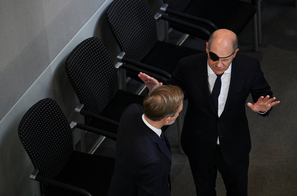 Zraněný kancléř Scholz s páskou přes oko v Bundestagu (5.9.2023)