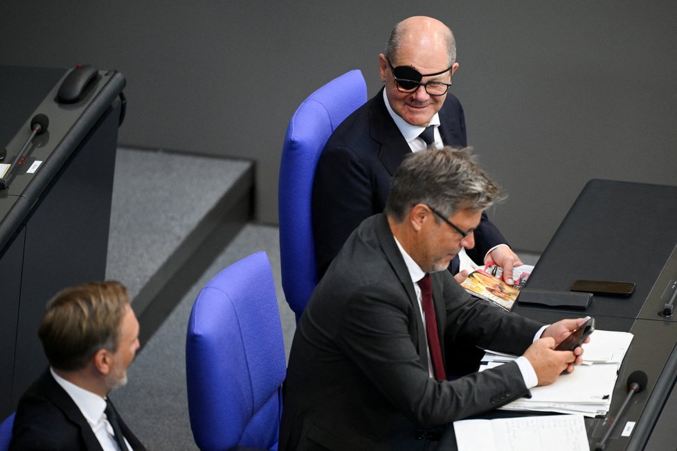 Zraněný kancléř Scholz s páskou přes oko v Bundestagu (5.9.2023)