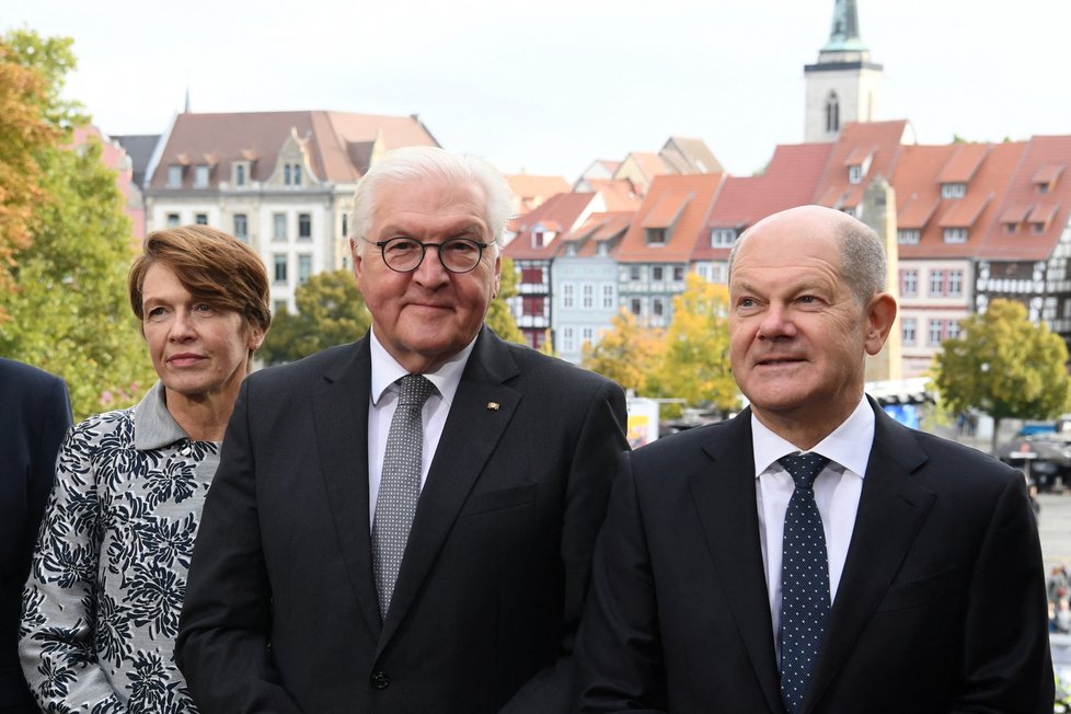 Kancléř Scholz (vpravo) a prezident Steinmeier v Erfurtu během oslav sjednocení Německa (3.10.2022)