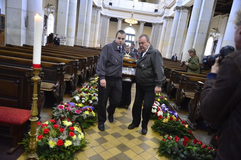 Pohřební služba přiváží tělo Lipy do katedrály Božského Spasitele