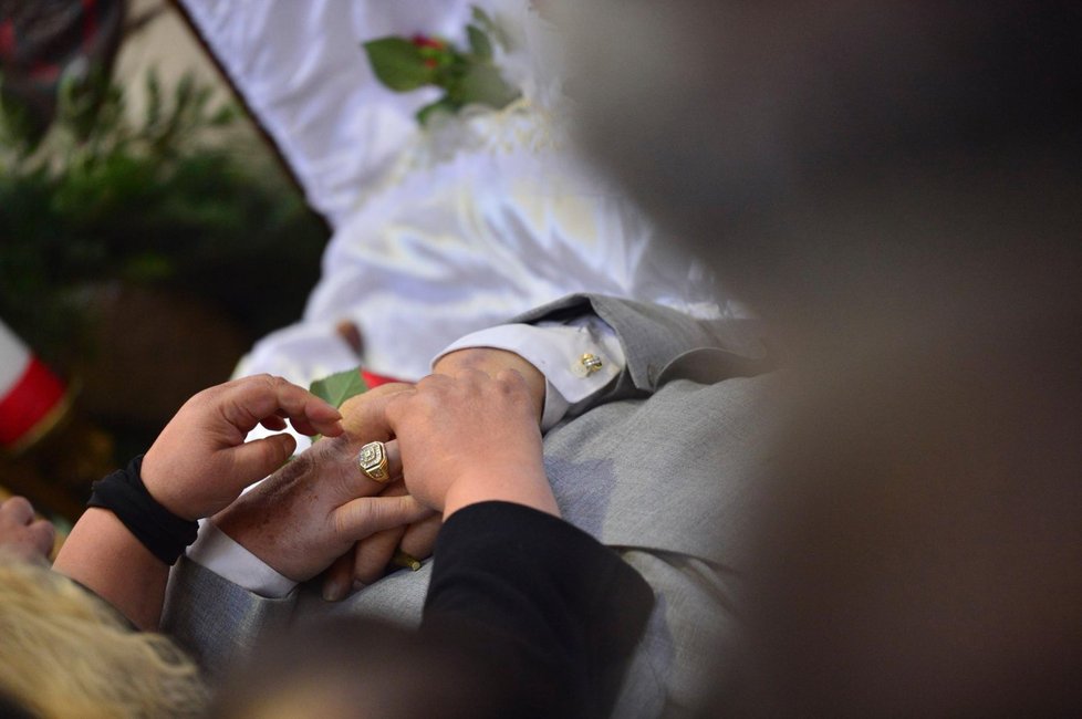 Romové dávají svému zesnulému královi na poslední cestu drahé prsteny