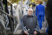 Sochař Zoubek slaví 90 let. Odlil masku Palacha a udělal památník obětem komunistů
