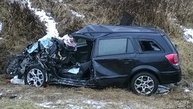 Vůz, ve kterém zemřela řidička a dítě.