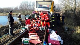 U Oldřetic se srazil vlak s autem. Tři lidé zemřeli.