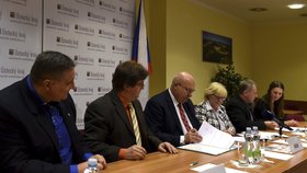 Podepsání koaliční smlouvy mezi KSČM, ČSSD a SPD-SPO v Ústeckém kraji: Hejtmanem zůstane Oldřich Bubeníček.