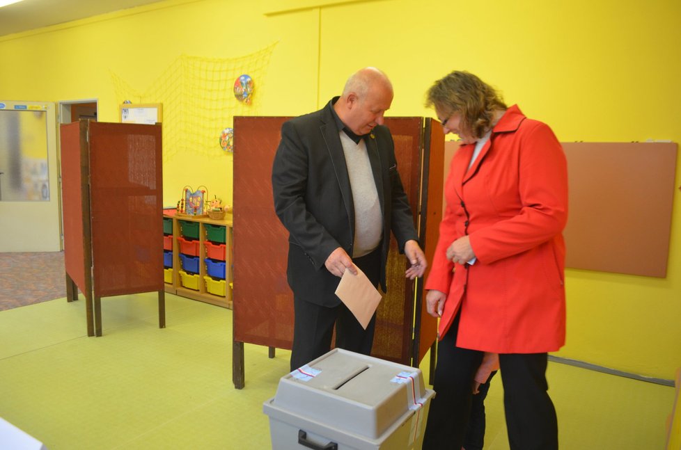 Hejtman Ústeckého kraje Oldřich Bubeníček šel volit v Bílině. S manželkou Jitkou a vnučkou, jejíž maminka tragicky zemřela.