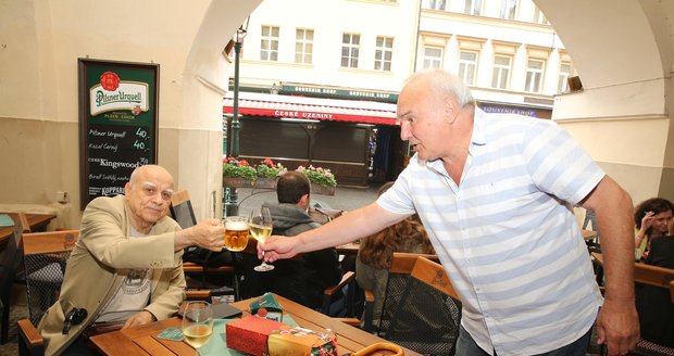 S Ivanem Mládkem si oslavenec musel připít na chodníku.