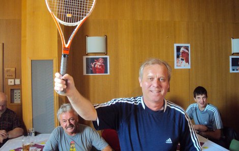 Oldřich Fiurášek, rodinný přítel Kvitových, slaví wimbledonský titul.