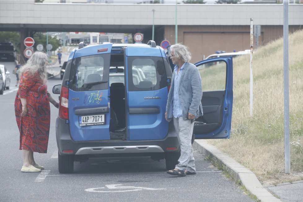 Oldřicha Kaisera z nemocnice doprovodila partnerka Dáša Vokatá