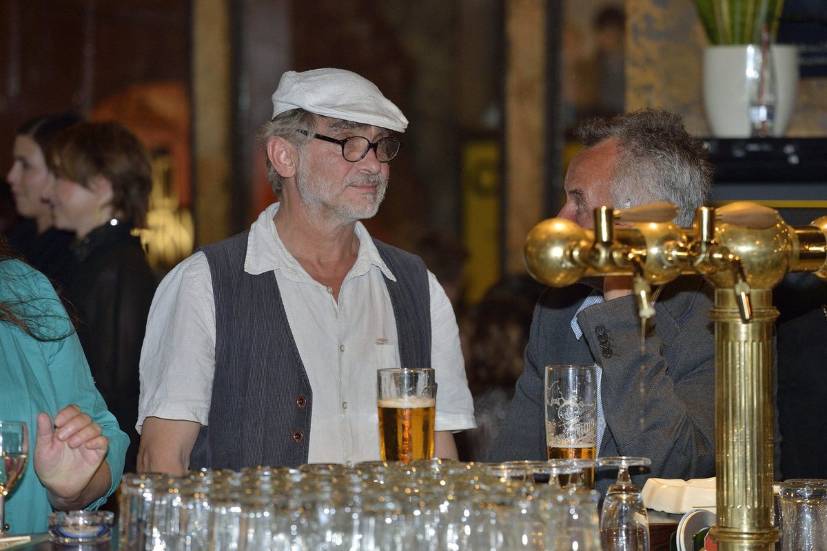 Kaiser celý večer postával u baru a objednával si jedno pivo za druhým.