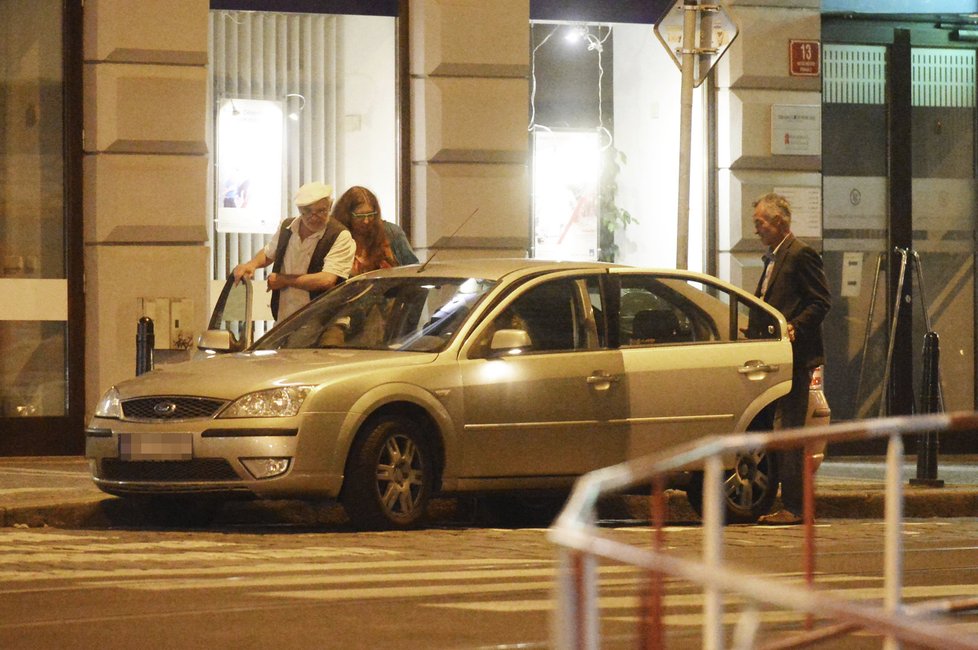 Oldřich Kaiser s Dášou Vokatou odjeli společně přistaveným vozem.