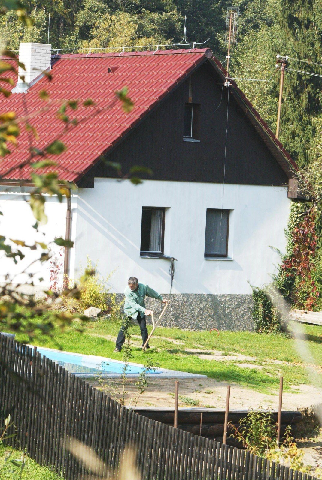 2005 Před 14 lety ještě nebyla chalupa zarostlá stromy a keři.