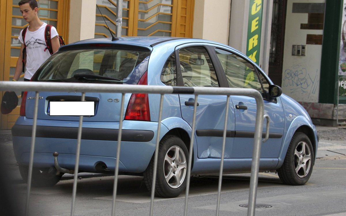 Praha-Nové Město, Jungmannova ulice Oldřich Kaiser a Blankoa Wernischová čekají na příjezd policie. Malý citroen má pořádnou vadu na kráse.