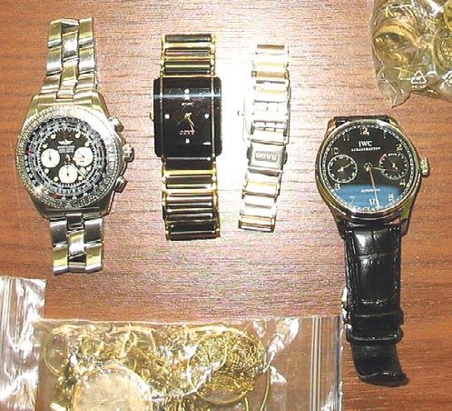 V pokladu byly i luxusní hodinky za desítky tisíc.