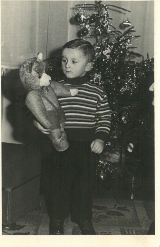 1957 - Kromě pastelek dostal plyšového medvěda s kalhotkami s kšandami.