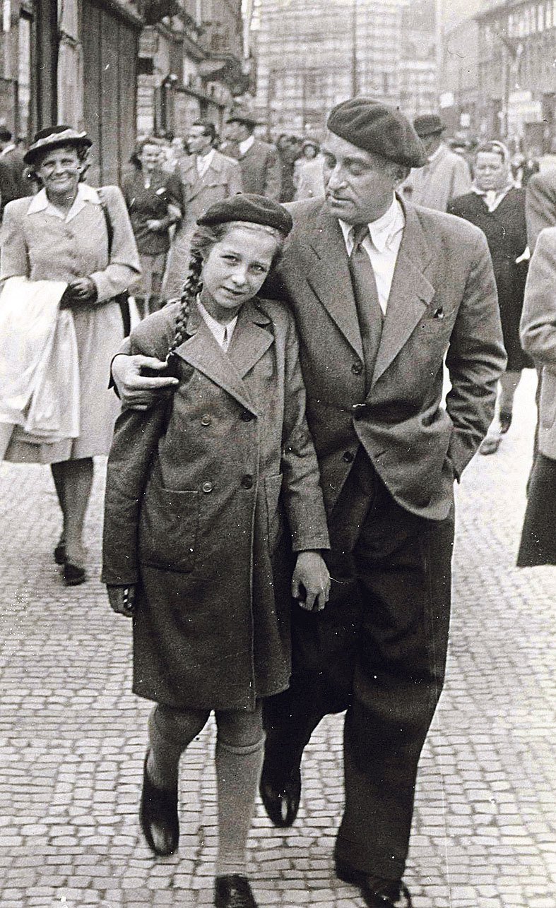 Slavný herec se svou adoptivní dcerou těsně po válce.