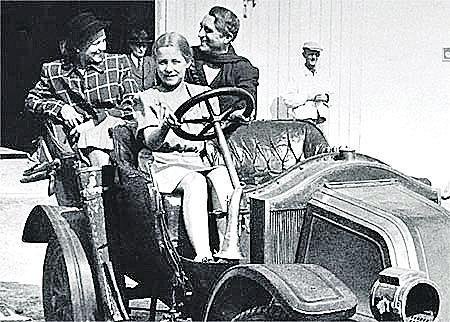 Oldřich Nový s partnerkou Alicí a dcerou, která sedí za volantem