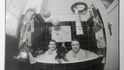 PF 1977, Jelena Mašínová a její muž Pavel Kohout a jejich jezevčík ve vaně. Rudé právo později tento snímek (zabavený při bytové prohlídce) otisklo s popiskem: Kdo se koupe v šampaňském?