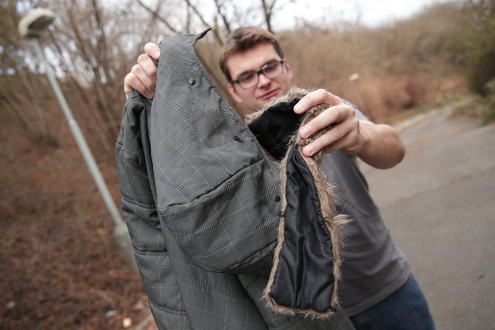 Vízner fotografovi také roztrhl bundu.