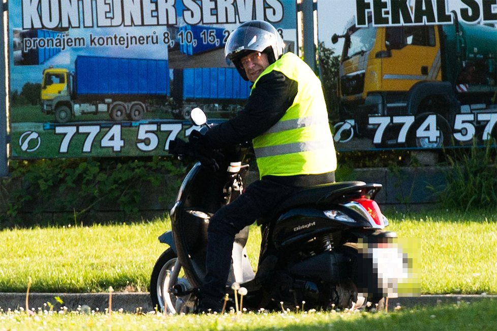 Vízner na své motorce.