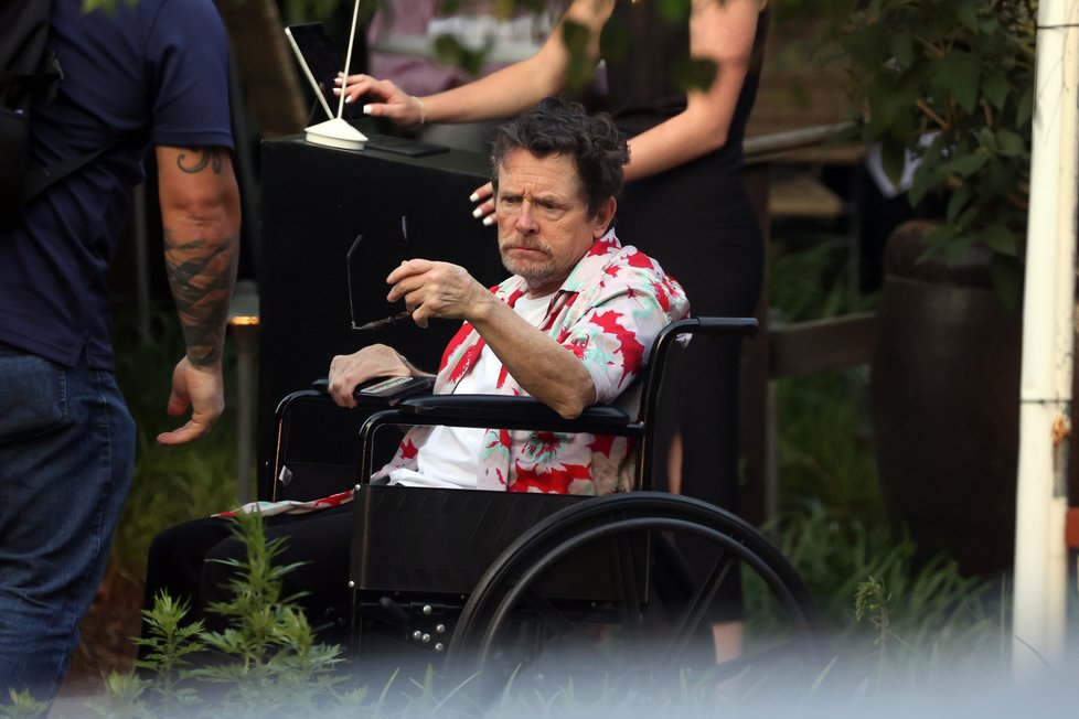 I když Michael J. Fox bojuje, už se objevuje i na vozíčku.