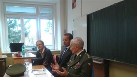 Oldřich Vladař během besedy, kdy vyprávěl žákům o armádě (květen 2017)