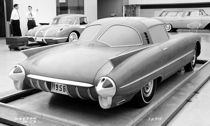 Designové prvky konceptu Golden Rocket využíval v roce 1958 i jeden z hliněných modelů Chevroletu Corvette. Designové prvky konceptu Golden Rocket využíval v roce 1958 i jeden z hliněných modelů Chevroletu Corvette.