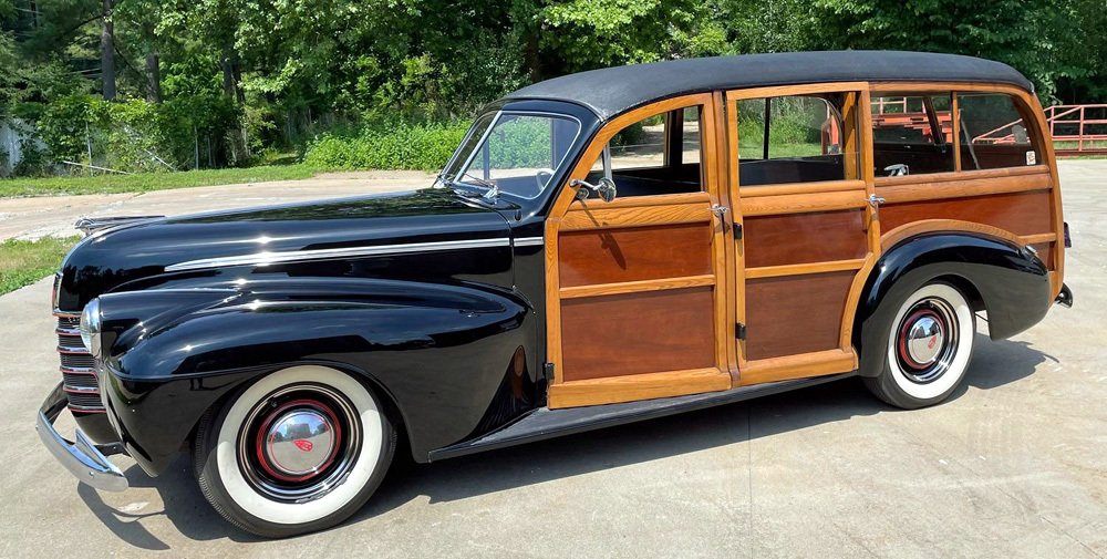 Pětidveřové kombi Oldsmobile série 70 Woody Wagon mělo dřevěné panely na bocích.