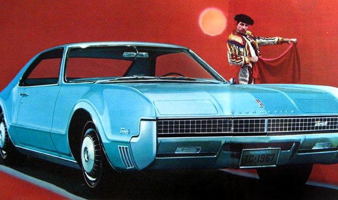 Pro modelový rok 1967 prošlo Toronado mírným faceliftem. Vpředu dostalo novou mřížku chladiče a zmizely štěrbiny nad kryty světlometů.