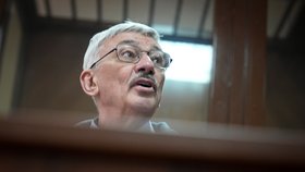 Oleg Orlov z lidskoprávní organizace Memorial před soudem za kritiku invaze (16. 2. 2024).