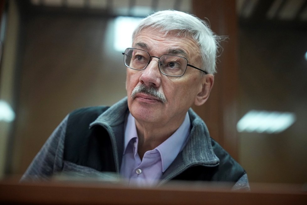 Oleg Orlov z lidskoprávní organizace Memorial před soudem za kritiku invaze (16. 2. 2024).