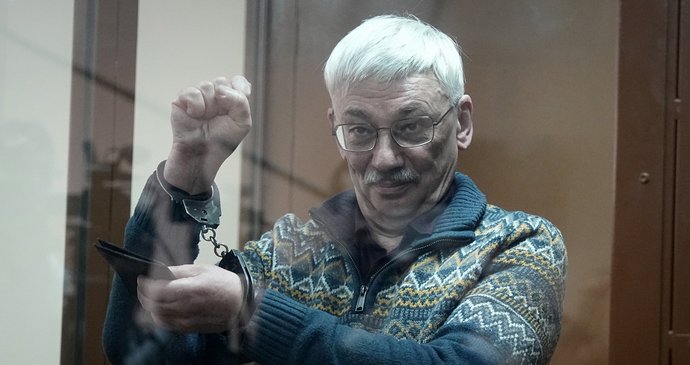 Vězení za článek proti válce: Aktivistu Orlova (70) nenechávají bachaři ani najíst a umýt