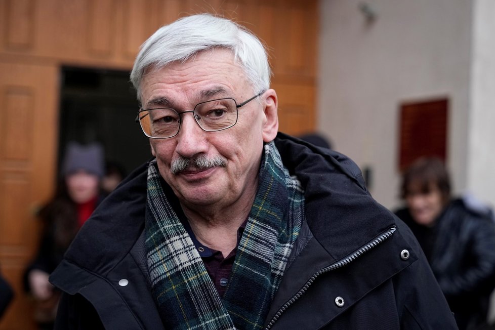 Oleg Orlov po soudním jednání v novém procesu kvůli jeho kritice ruského vedení za válku na Ukrajině. 
