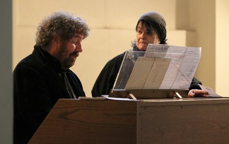 Dojatý Zdeněk Troška během obřadu zahrál i na varhany.