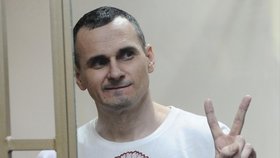 Režisér vězněný v Rusku bojuje po hladovce o život. „Je v pořádku,“ tvrdí Moskva