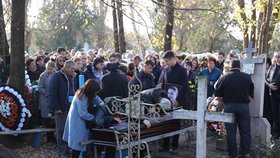 Pohřbu Anastázie se zúčastnily stovky lidí.