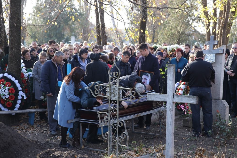 Pohřbu Anastázie se zúčastnily stovky lidí.