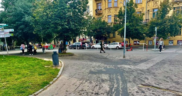Náměstí Jířího z Poděbrad zaplavil olej. Vytekl z vozidla Pražských služeb