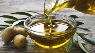 Řekové neumí prorazit se svým olivovým olejem. Většina se přimíchává k těm italským