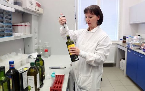 V laboratoři se zjišťuje přesné složení zkoumaných olejů.