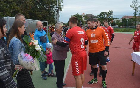 Rodina Františka Olejníka přebírá v místní Sokolovně ocenění.